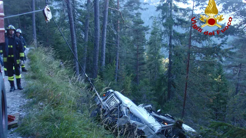 Il recupero della jeep da parte dei pompieri (foto cortesia vigili del fuoco)