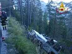 Il recupero della jeep da parte dei pompieri (foto cortesia vigili del fuoco)