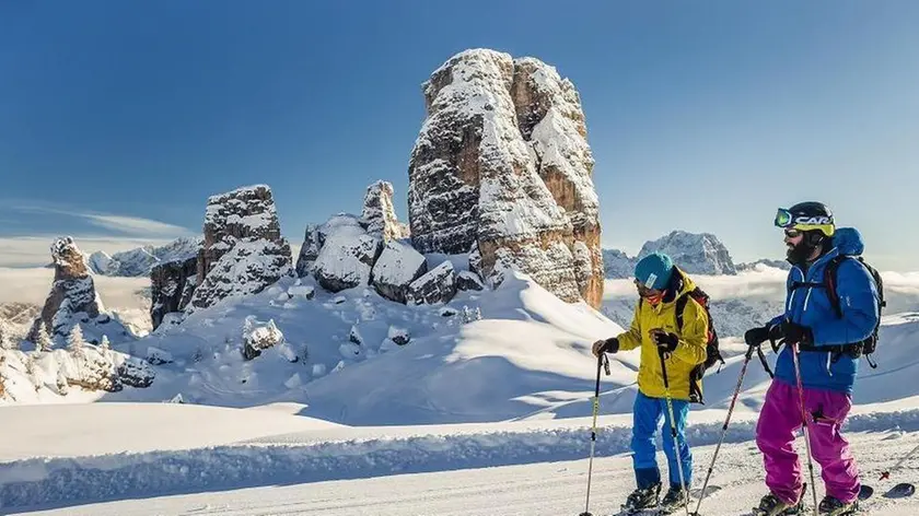 Sciatori sulle piste di Cortina in un'immagine d'archivio. ANSA/BANDION