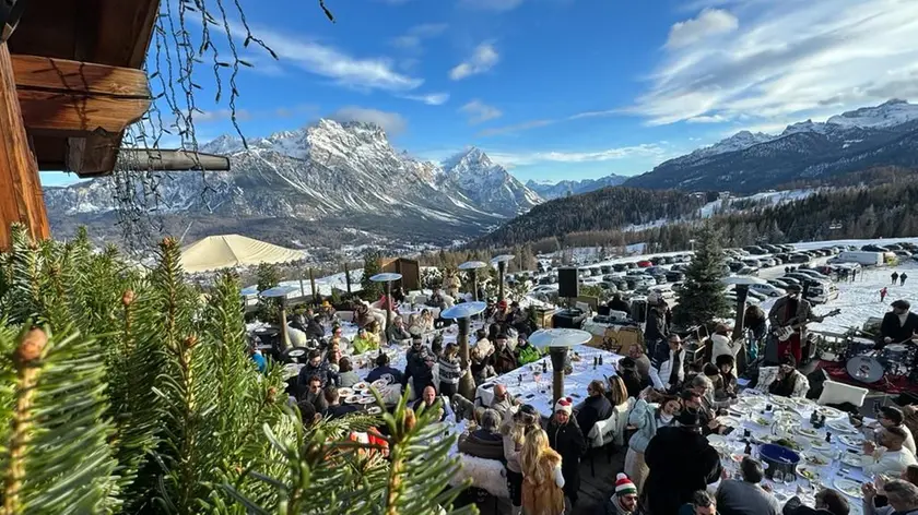 Il banchetto per l'inaugurazione del Camineto di Cortina