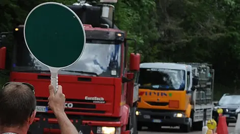 LUCA TOMMASINI CHE DIRIGE IL TRAFFICO