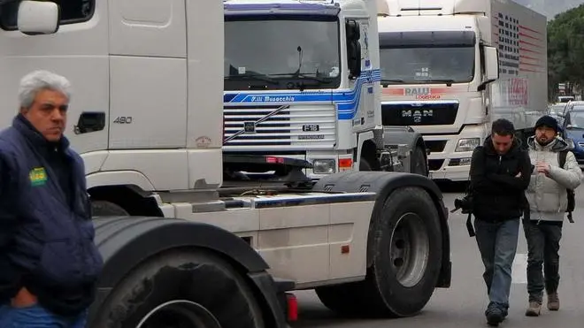 Un presidio degli autotrasportatori a Palermo. Oggi, 18 gennaio 2012, e' il terzo giorno in Sicilia del blocco dei tir, proclamato dal movimento 'Forza d'urtò, sigla che raccoglie i camionisti aderenti all'Associazione imprese autotrasportatori siciliani, agricoltori riuniti sotto la sigla di 'Movimento dei forconi' e pescatori che, da lunedì scorso, bloccano strade, ferrovie, porti, per protestare contro l'aumento del prezzo dei carburanti e delle tariffe autostradali..ANSA/FRANCO LANNINO