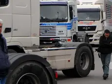 Un presidio degli autotrasportatori a Palermo. Oggi, 18 gennaio 2012, e' il terzo giorno in Sicilia del blocco dei tir, proclamato dal movimento 'Forza d'urtò, sigla che raccoglie i camionisti aderenti all'Associazione imprese autotrasportatori siciliani, agricoltori riuniti sotto la sigla di 'Movimento dei forconi' e pescatori che, da lunedì scorso, bloccano strade, ferrovie, porti, per protestare contro l'aumento del prezzo dei carburanti e delle tariffe autostradali..ANSA/FRANCO LANNINO
