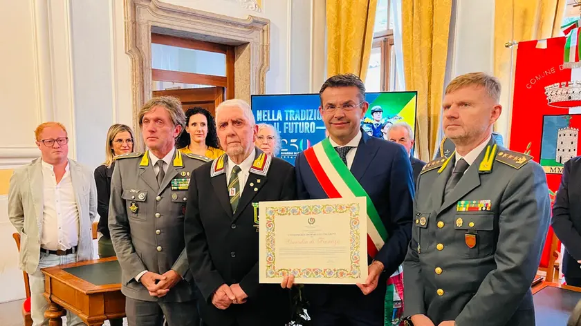 La consegna della cittadinanza onoraria di Longarone alla Guardia di finanza