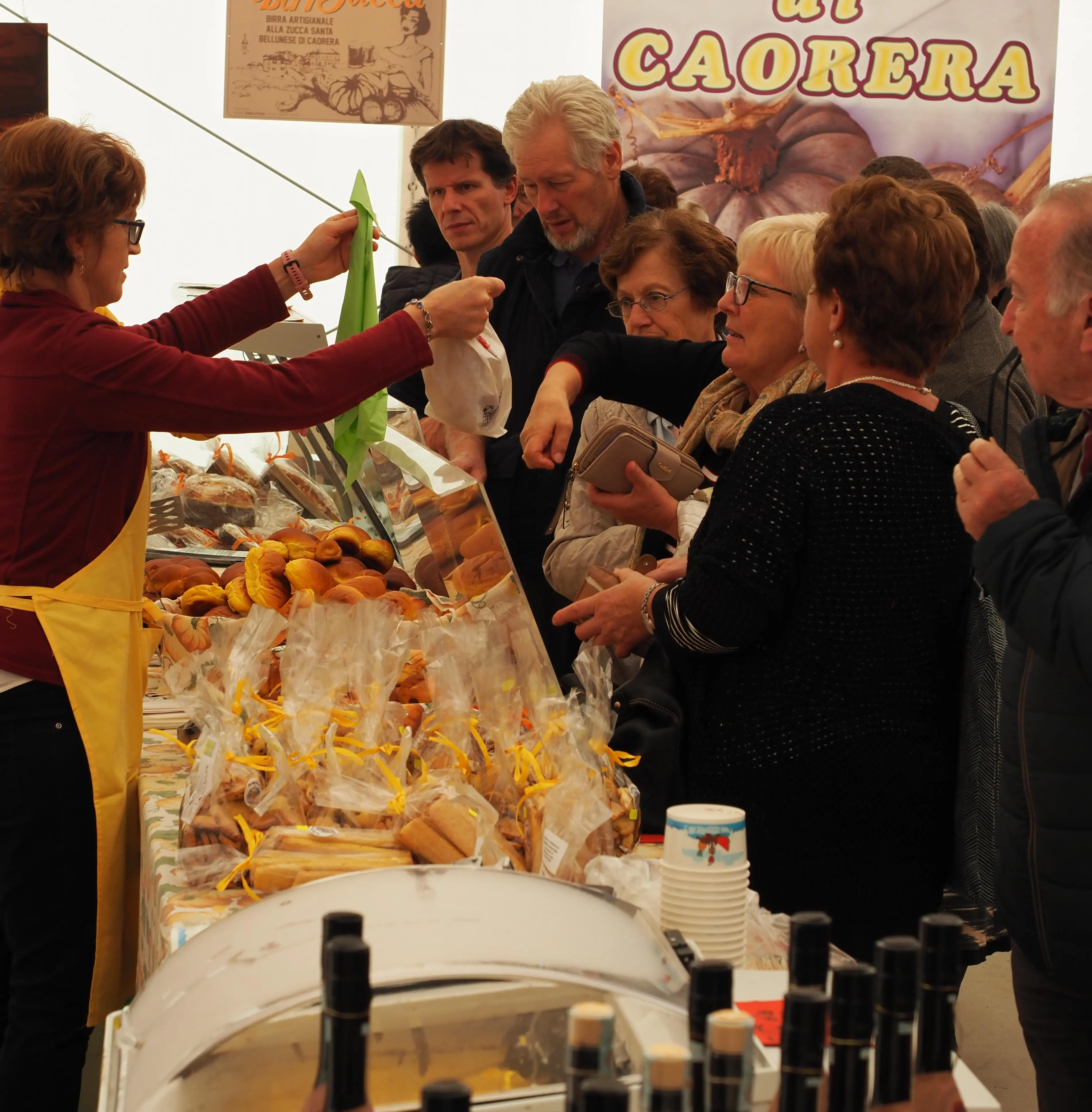 Uno stand di prodotti a base di zucca alla sagra di Caorera