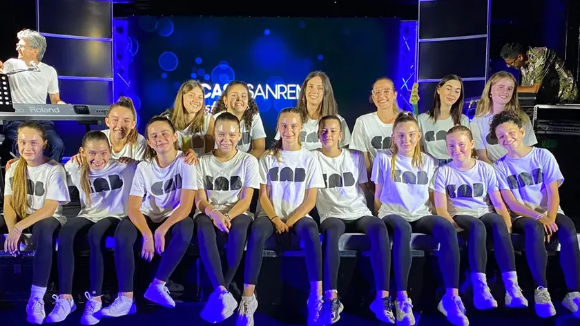 Un gruppo di danzatrici del Collettivo CAB