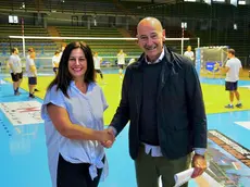 Stretta di mano fra Fabiana Bianchini e Sandro Da Rold