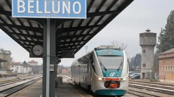 Belluno, 10 dicembre 2007. Alla stazione di Belluno arriva il nuovo servizio navetta di trenitalia Il Minuetto