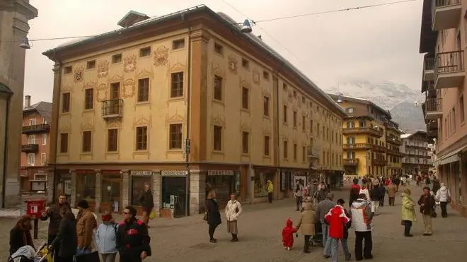 Cortina d'Ampezzo, Corso Italia. Municipio vecchio, uffici pubblici del Comune di Cortina d'Ampezzo
