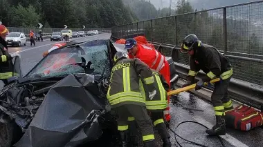 I pompieri al lavoro e la barriera del ponte Cadore squarciata