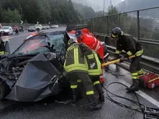 I pompieri al lavoro e la barriera del ponte Cadore squarciata
