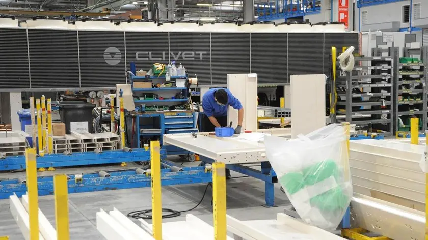 Un tecnico al lavoro nell'Innovation center della Clivet a Villapaiera di Feltre