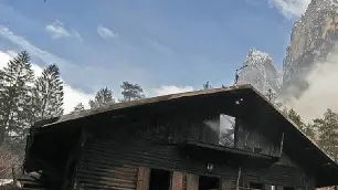 Vigili del fuoco intervenuti in forze la notte scorsa per spegnere l’incendio di Taibon