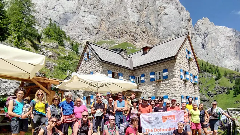 Foto di gruppo per i partecipanti all'evento al rifugio Falier