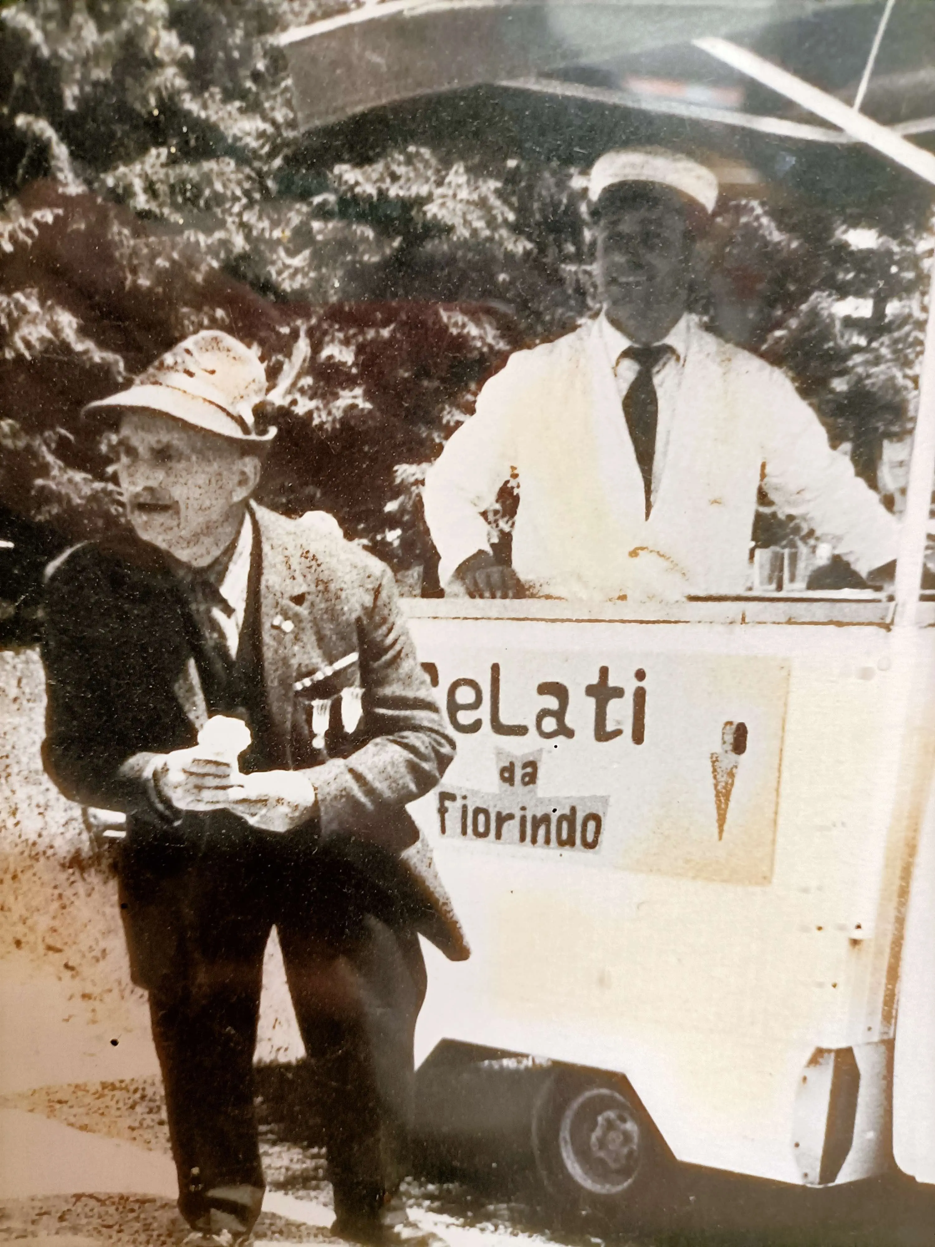 Una foto storica: il gelatiere di Polentes di Limana Fiorindo D'Isep con la sua Ape Piaggio