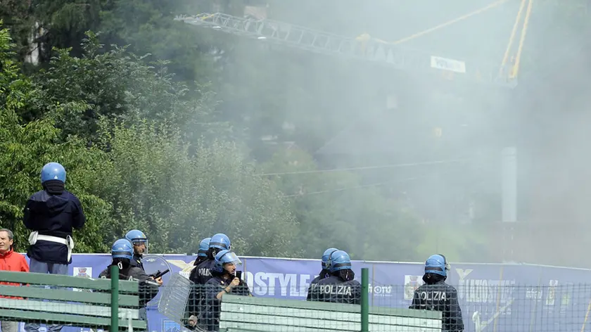 © Marco Rosi - LaPresse.26 07 2014 Auronzo di Cadore ( italia ).Sport Calcio - Allenamento Lazio ad Auronzo di Cadore - Ritiro Estivo di preparazione stagione 2014-2015..Incontro Amochevole Lazio Vs Perugia.Nella foto: Incidenti tra tifosi prima della partita..Marco Rosi - LaPresse.26 07 2014 Auronzo di Cadore ( Italy ).Sport Soccer Lazio - Lazio training session- at the Auronzo di Cadore..Frendly Match Lazio Vs Perugia.In the photo: Lazio's player