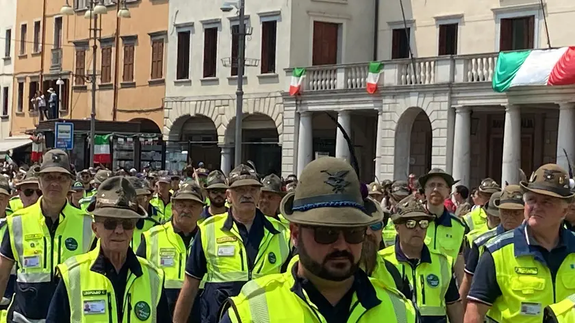 I volontari della Protezione civile dell’Ana Belluno sfilano al Raduno Triveneto