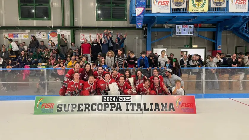 Il Civitavecchia con la Supercoppa di hockey inline