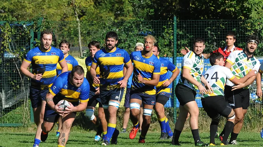 Una fase del derby fra Belluno e Alpago