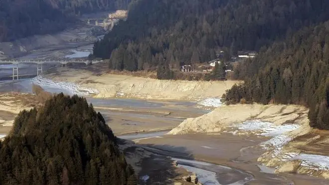 Il Lago del Centro Cadore in secca. Il Lago visto da Pieve di Cadore.