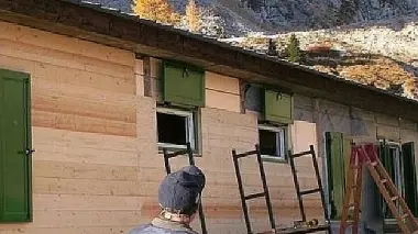 I lavori in corso su baita Peralba a Sappada