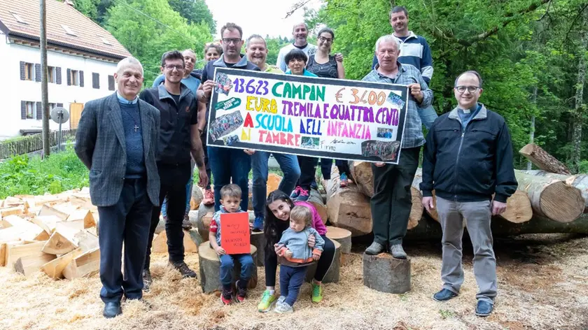 La simbolica consegna dell'assegno da 3.400 euro all'asilo di Tambre