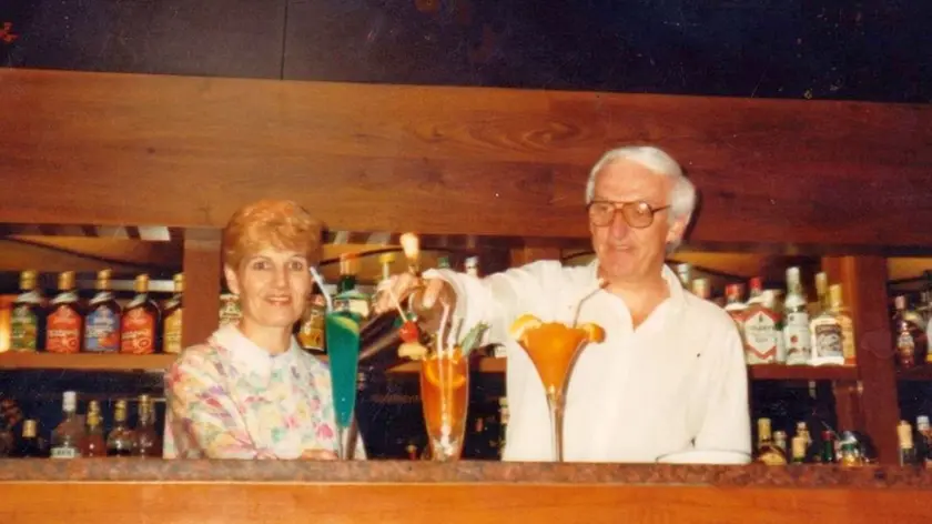 Giacinto Dalla Mora alle prese con un cocktail, al suo fianco la moglie Ester