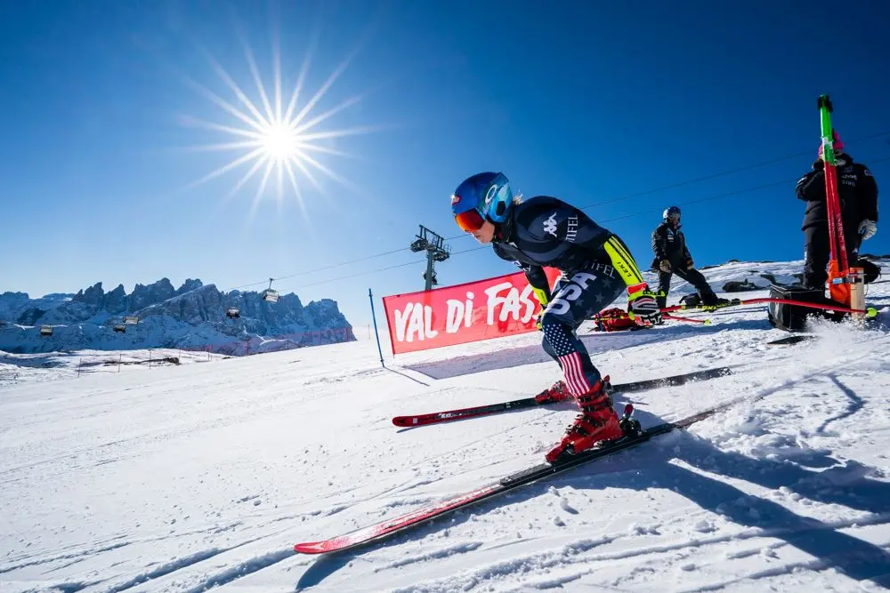 Ben due turni di allenamento in vista dei prossimi Mondiali di Courchevel mercoledì mattina 1 febbraio in Val di Fassa su LaVolata, Ski Area San Pellegrino, ormai riconosciuta come pista top della velocità mondiale. Allenamento prima di discesa alle prime luci dell’alba per le atlete norvegesi (Mowinckel e Kajsa Vickhoff Lie), insieme a loro le nostre Nadia e Nicol Delago e le statunitensi Breezy Johnson e Isabella Wright. A seguire, dopo la ritracciatura a cura dello staff tecnico italiano (presenti Gianluca Rulfi e Giovanni Feltrin), si sono presentate al cancelletto di partenza del tracciato di superG, Sofia Goggia, Mikaela Shiffrin e Alice Robinson. Una folla di fan appassionati ha atteso ad ogni giro queste tre regine dello sci alpino, che saranno sicuramente tra le protagoniste dei prossimi Campionati Mondiali nelle rispettive discipline. Grande entusiasmo come sempre per Sofia Goggia e anche per la regina incontrastata Mikaela Shiffrin. Giovedì continuano gli allenamenti sulle piste azzurre della Val di Fassa, con alcune velociste sempre su LaVolata, mentre altre atlete si alleneranno di gigante e speciale allo Ski Stadium a Pozza di Fassa. Foto di Ralf Brunel.