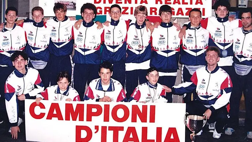 La foto celebrativa della Pallamano Belluno, che vinse lo scudetto Allievi nel 1994