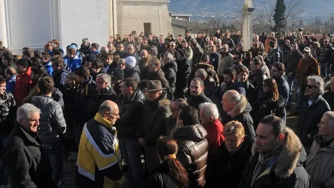 I funerali di Danilo De Giuliani, ex portiere di calcio e allenatore dei portieri del Belluno calcio, trovato morto nella sua auto dopo un infarto.
