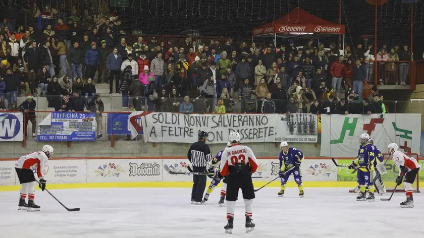 Palafeltre affollato di pubblico locale nella prima prova dei playoff (Foto Daniel Praloran)