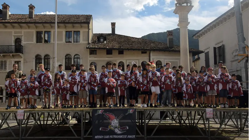 Foto di gruppo per il Feltreghiaccio in Piazza Maggiore