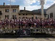 Foto di gruppo per il Feltreghiaccio in Piazza Maggiore