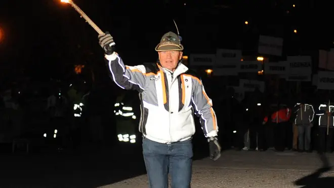 A Falcade l'innaugurazione della prima edizione delle Alpiniadi. Silvio Valt con la fiaccola