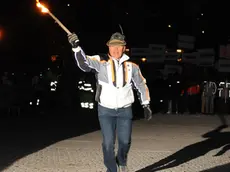 A Falcade l'innaugurazione della prima edizione delle Alpiniadi. Silvio Valt con la fiaccola