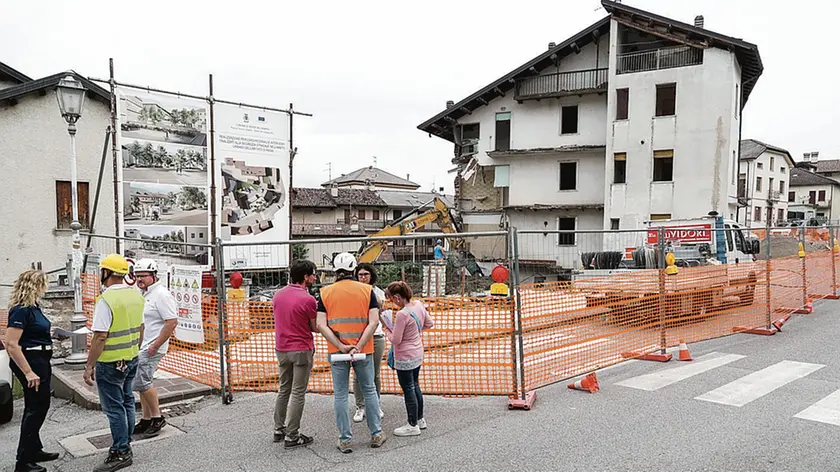 Le operazioni di demolizione della grande casa in centro a Rasai di Seren Del Grappa