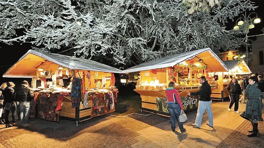 si accendono le luci natalizie in Piazza Martiri