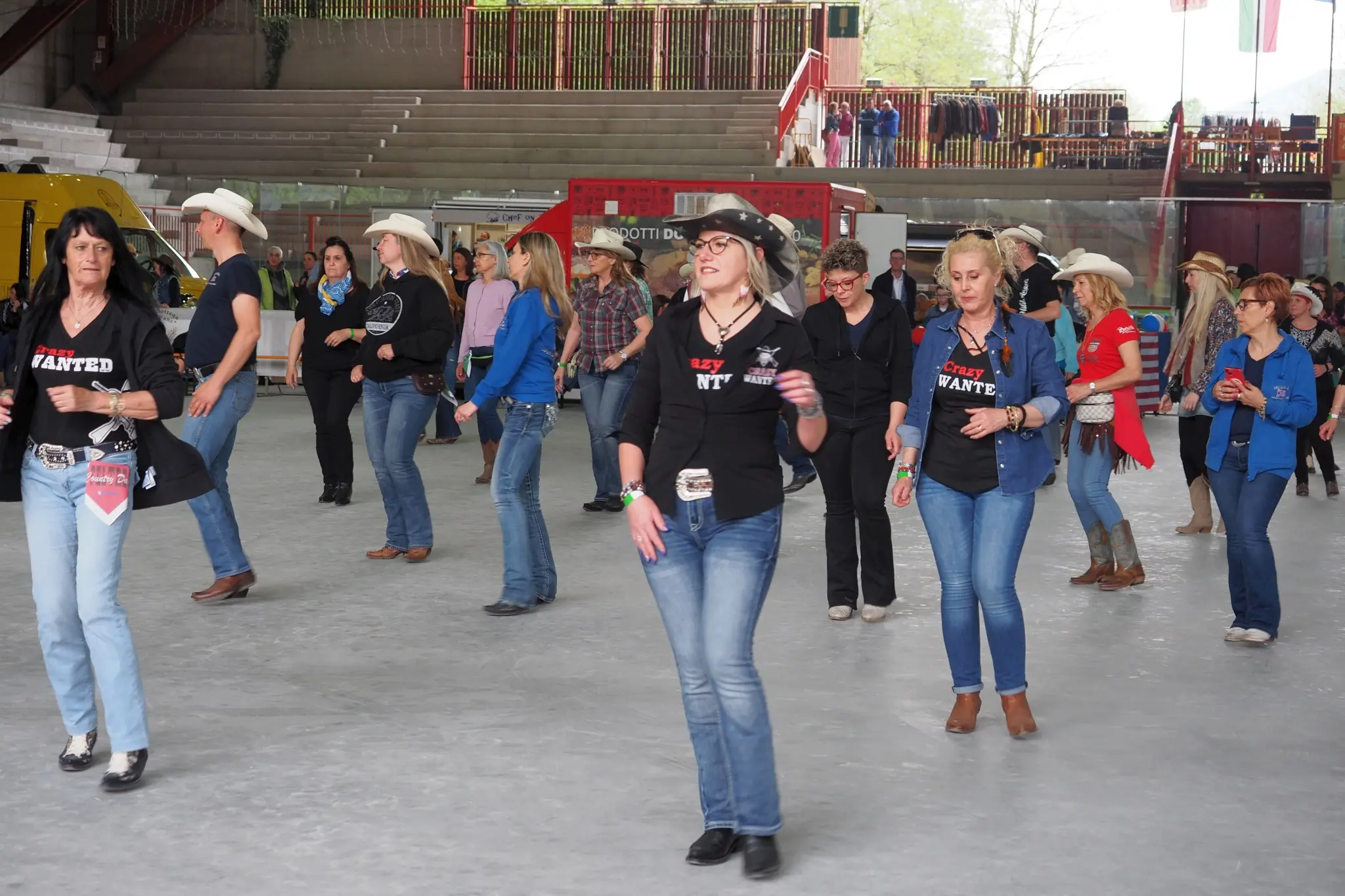 Appassionati di ballo country da tutto il nord Italia si sono radunati al palaghiaccio di Feltre per celebrare il Country day organizzato dall'associazione Redneck. Tra balli di gruppo e musica, il mercatino con i prodotti tipici del Feltrino e del Bellunese, l'esibizione degli sbandieratori che hanno portato un po' della magia del Palio di Feltre in pista, la giornata ha riscosso una notevole partecipazione. Tanto che, annunciano gli organizzatori, diventerà un appuntamento fisso. Ecco una carrellata di volti e di momenti del Country day Feltre (foto: Stefano De Barba)