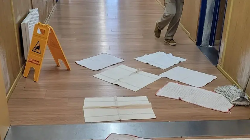Stracci a terra nel container della scuola media di Lentiai di Borgo Valbelluna in una foto diffusa dalla consigliera Milva Tremea