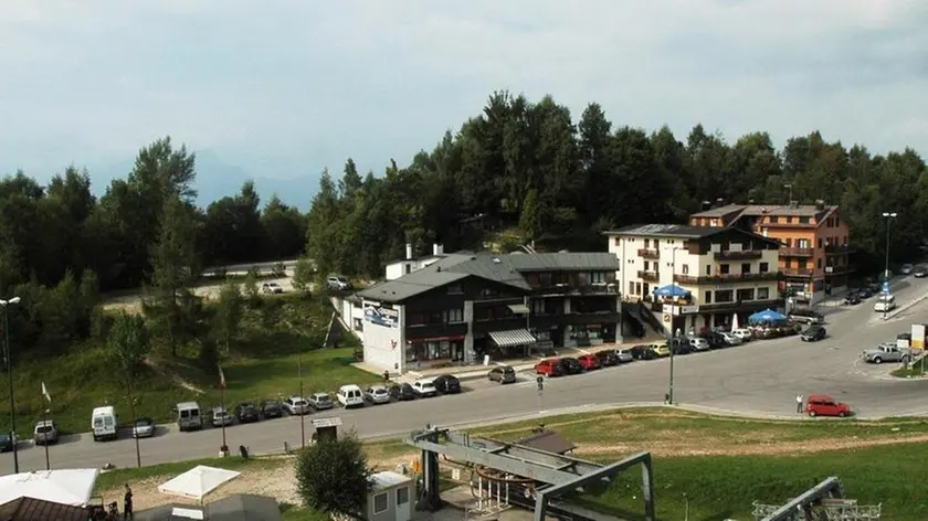 Belluno, 20 agosto 2009. Nevegal, il percorso in salita per la Casera sarÃ terreno di cronometro per il Giro d'italia 2011. Nella foto il piazzale Nevegal.Il piazzale del Nevegal, la tappa del Giro andrebbe da piazza Martiri alla Casera