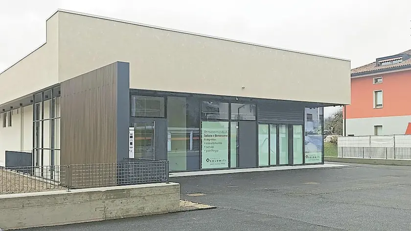 Lo stabile nuovo di zecca e in corso di allestimento della farmacia Dolomiti in via Tempietto a Mel