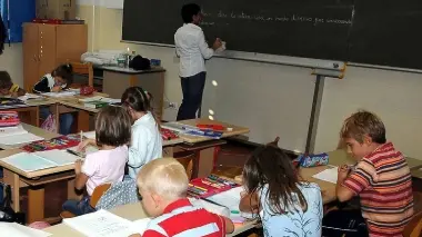 Una insegnante durante una spiegazione in classe