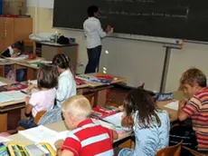 Una insegnante durante una spiegazione in classe