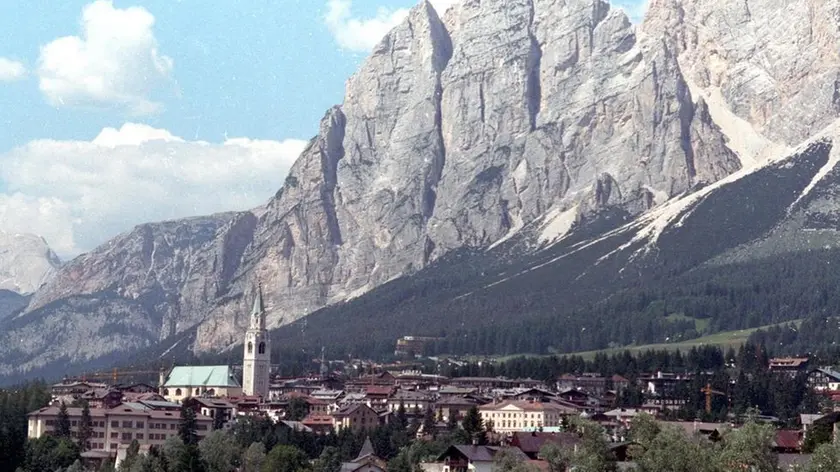 20050727 - ROMA - ECO - VACANZE: SECONDE CASE; PREZZI LIEVITANO 6,8%, CORTINA AL TOP - Una veduta panoramica di Cortina d'Ampezzo in un' immagine d'archivio del 10 agosto 2003. Il Rapporto Nomisma-Fimaa 2005 sulle case per vacanza, presentato oggi a Rimini, conferma che i prezzi del settore immobiliare continuano a salire, ma la domanda e' di qualita'. La localita' piu' cara per le vacanze resta Cortina d'Ampezzo. ANSA /I54