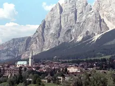 20050727 - ROMA - ECO - VACANZE: SECONDE CASE; PREZZI LIEVITANO 6,8%, CORTINA AL TOP - Una veduta panoramica di Cortina d'Ampezzo in un' immagine d'archivio del 10 agosto 2003. Il Rapporto Nomisma-Fimaa 2005 sulle case per vacanza, presentato oggi a Rimini, conferma che i prezzi del settore immobiliare continuano a salire, ma la domanda e' di qualita'. La localita' piu' cara per le vacanze resta Cortina d'Ampezzo. ANSA /I54