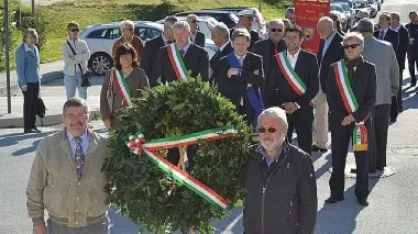 La corona di alloro deposta al cimitero del Vajont