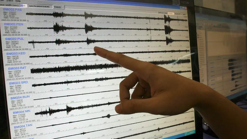 20050329 - CRO - TERREMOTI: RIENTRA PAURA MA RESTANO INTERROGATIVI..ESPERTI PERPLESSI PER COMPORTAMENTO TSUNAMI. Indonesian seismologists shows the graphic of the earthquake that hit northen Indonesia, at the National Earthquake Center in Jakarta Indonesia on Tuesday, 29 March 2005. The death toll continued to mount Tuesday, with Indonesian leaders saying up to 2,000 people may have perished after a 8.7-magnitude earthquake off the coast of Sumatra renewed fears of another tsunami disaster throughout Indian Ocean coastal regions. BAGUS INDAHONO / ANSA / RED