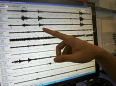 20050329 - CRO - TERREMOTI: RIENTRA PAURA MA RESTANO INTERROGATIVI..ESPERTI PERPLESSI PER COMPORTAMENTO TSUNAMI. Indonesian seismologists shows the graphic of the earthquake that hit northen Indonesia, at the National Earthquake Center in Jakarta Indonesia on Tuesday, 29 March 2005. The death toll continued to mount Tuesday, with Indonesian leaders saying up to 2,000 people may have perished after a 8.7-magnitude earthquake off the coast of Sumatra renewed fears of another tsunami disaster throughout Indian Ocean coastal regions. BAGUS INDAHONO / ANSA / RED