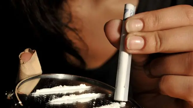 20091105 - ROMA - HUM - DROGA: 13 MLN EUROPEI HANNO PROVATO COCAINA, ITALIA IN TOP 5. Una consumatrice di cocaina in una foto d'archivio del 29 luglio 2009. Oltre 13 milioni di europei adulti hanno provato cocaina nella loro vita. Di questi, 7,5 milioni sono giovani (15-34 anni), tre milioni dei quali l'hanno usata negli ultimi 12 mesi. Sono i dati del Rapporto 2009 dell'Osservatorio europeo sulle droghe presentato a Bruxelles, oggi 5 novembre 2009. In aumento anche il numero di sequestri di cocaina (92 mila nel 2007 contro 84 mila nel 2006). ANSA/ GUIDO MONTANI / i52/ DBA La polvere bianca e' ormai diffusa in tutti gli ambienti sociali e sta trovando crescente consenso tra i giovani