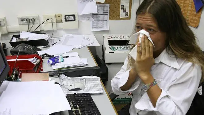 Una donna si soffia il naso in un'immagine d'archivio. Si diffondono "a macchia d'olio" le malattie allergiche in Italia, respiratorie ed alimentari, che colpiscono attualmente il 30-35% degli italiani. Dai pollini agli epiteli di cane e gatto, dagli acari della polvere alle muffe, le allergie sono un problema crescente ed entro il 2015 potrebbero colpire fino al 45% della popolazione in Italia. ANSA / FRANCO SILVI